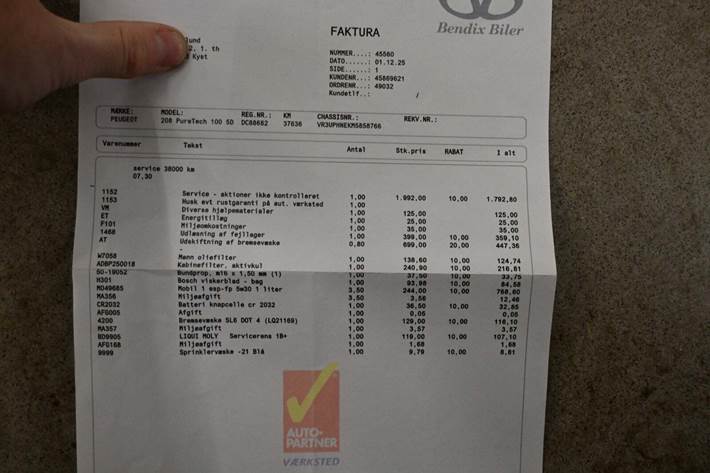 Grå Peugeot 208 fra 2021