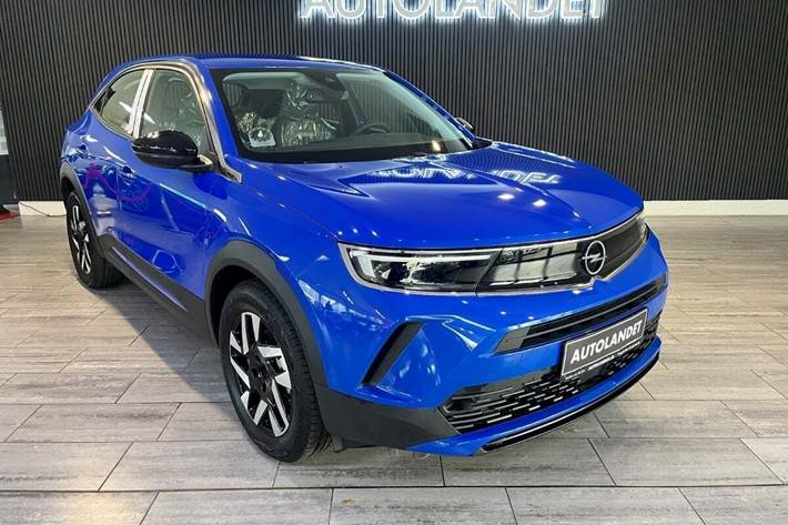 Blå Opel Mokka-e fra 2023 set udefra