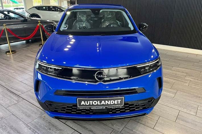 Blå Opel Mokka-e fra 2023