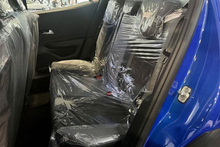 Blå Opel Mokka-e fra 2023