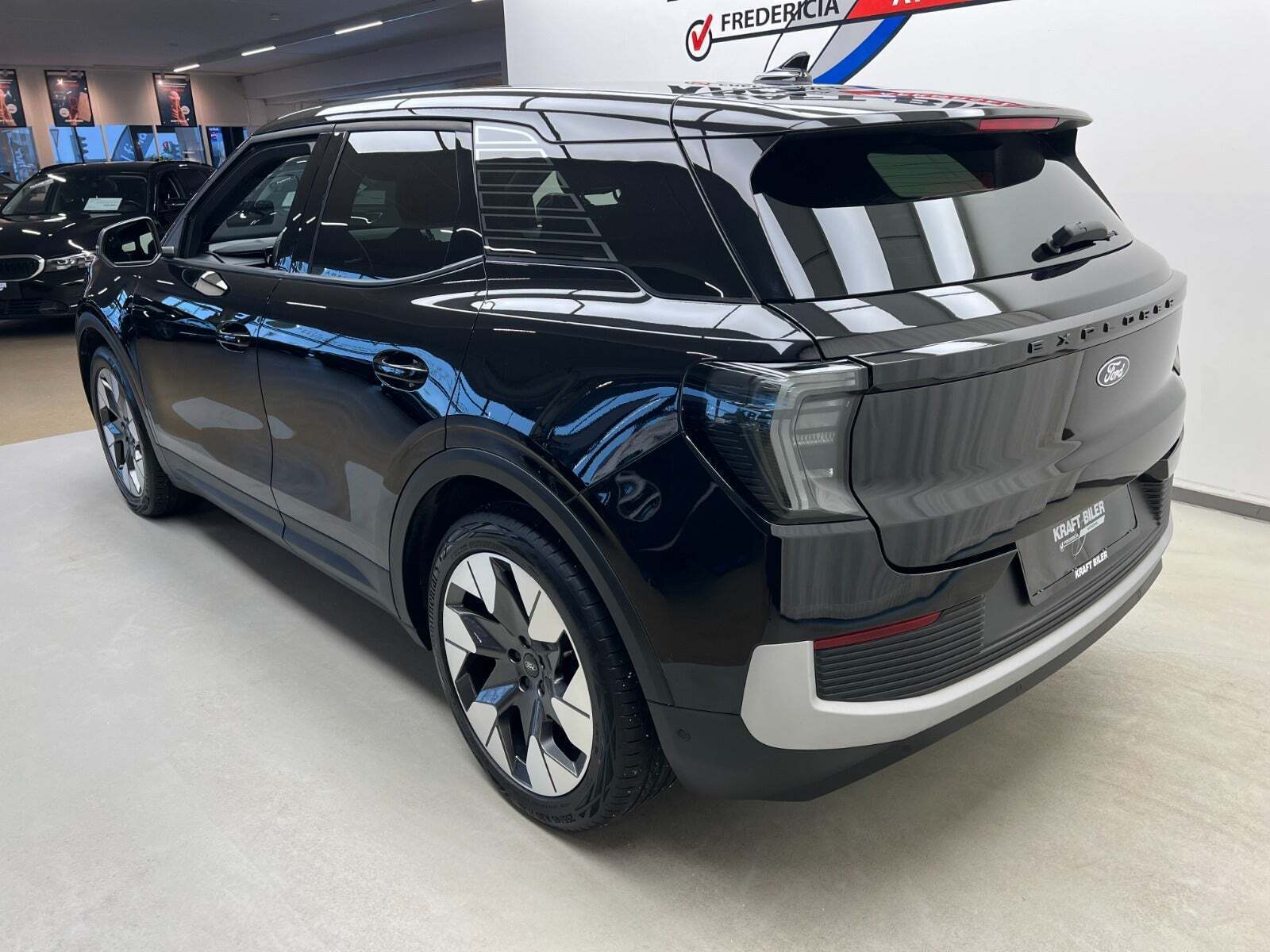 Ford Explorer 77 Premium Extended Range
