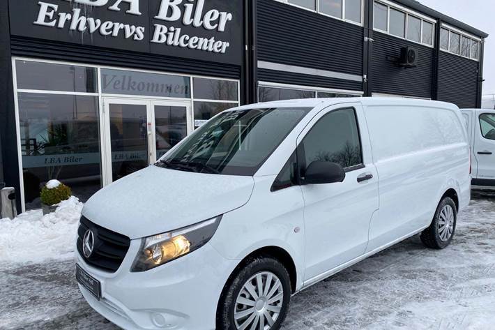 Hvid Mercedes Vito 114 fra 2020 set udefra