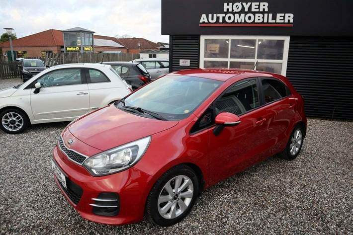 Rød Kia Rio fra 2016 set udefra