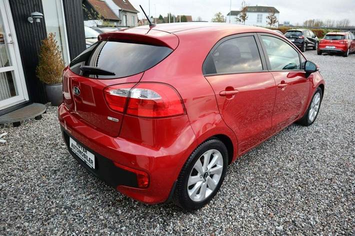 Rød Kia Rio fra 2016
