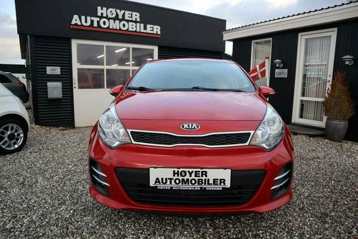 Rød Kia Rio fra 2016