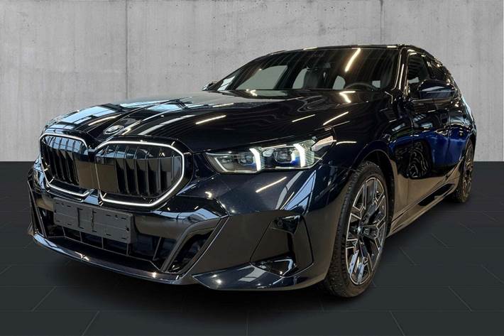 Sort BMW i5 fra 2025 set udefra