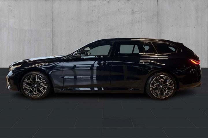Sort BMW i5 fra 2025