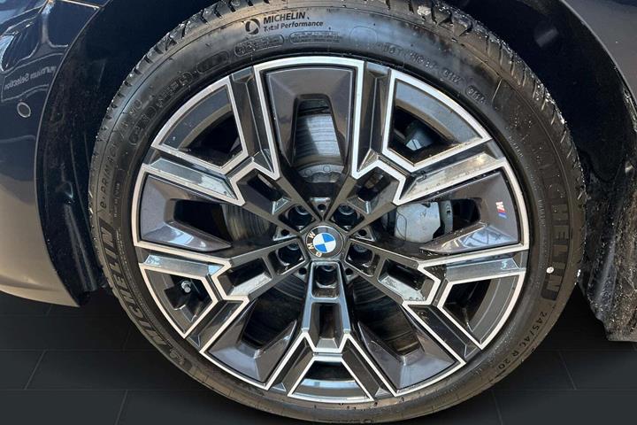 Sort BMW i5 fra 2025