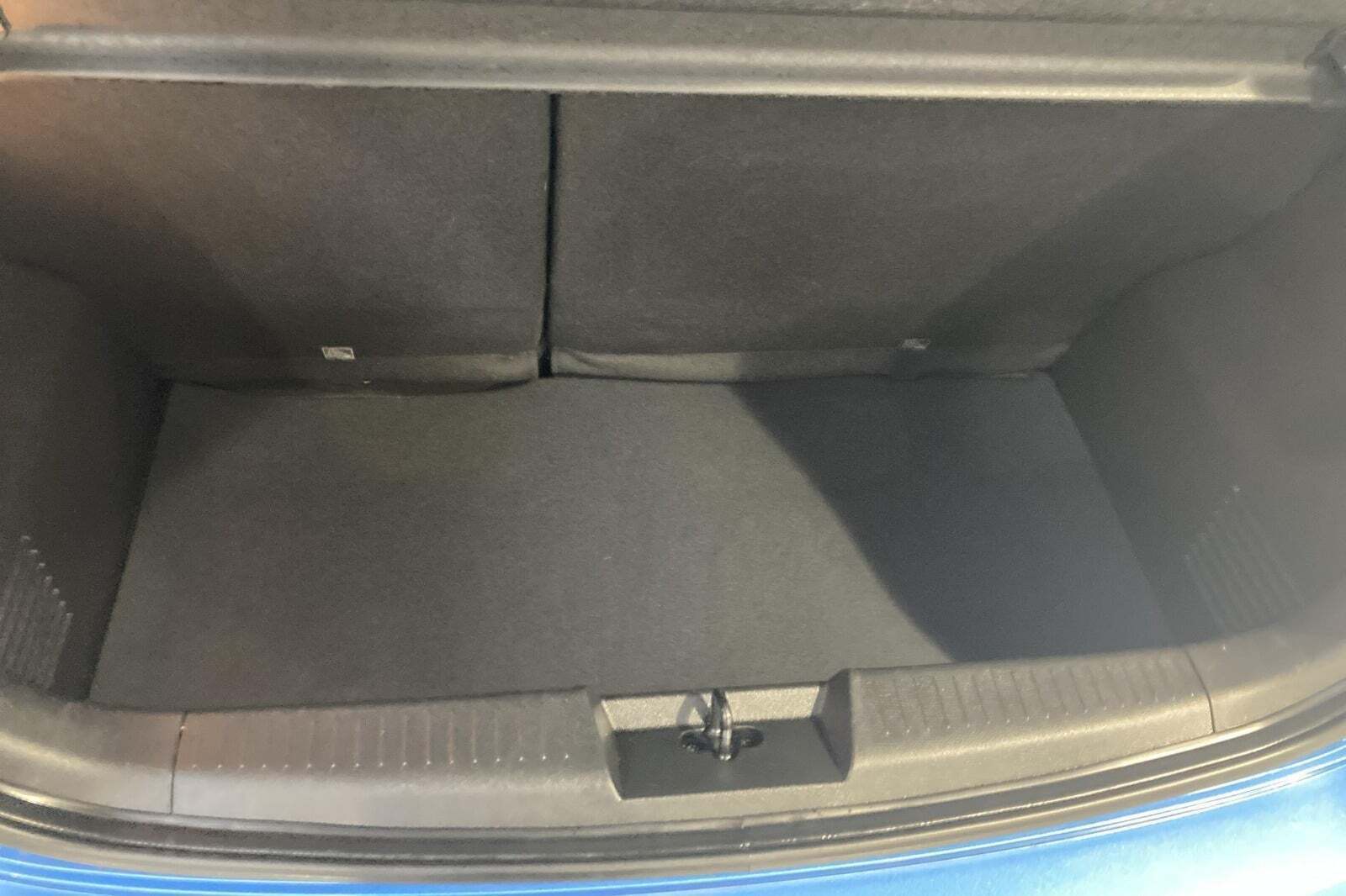 Blå Opel Karl fra 2016