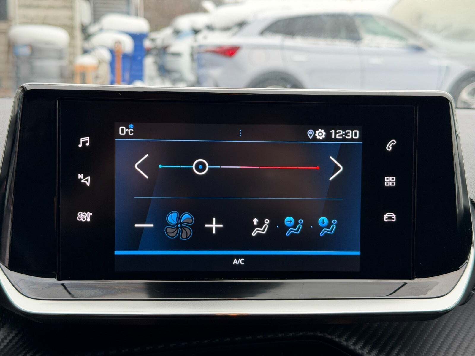 Grå Peugeot 208 fra 2023