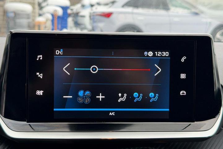 Grå Peugeot 208 fra 2023