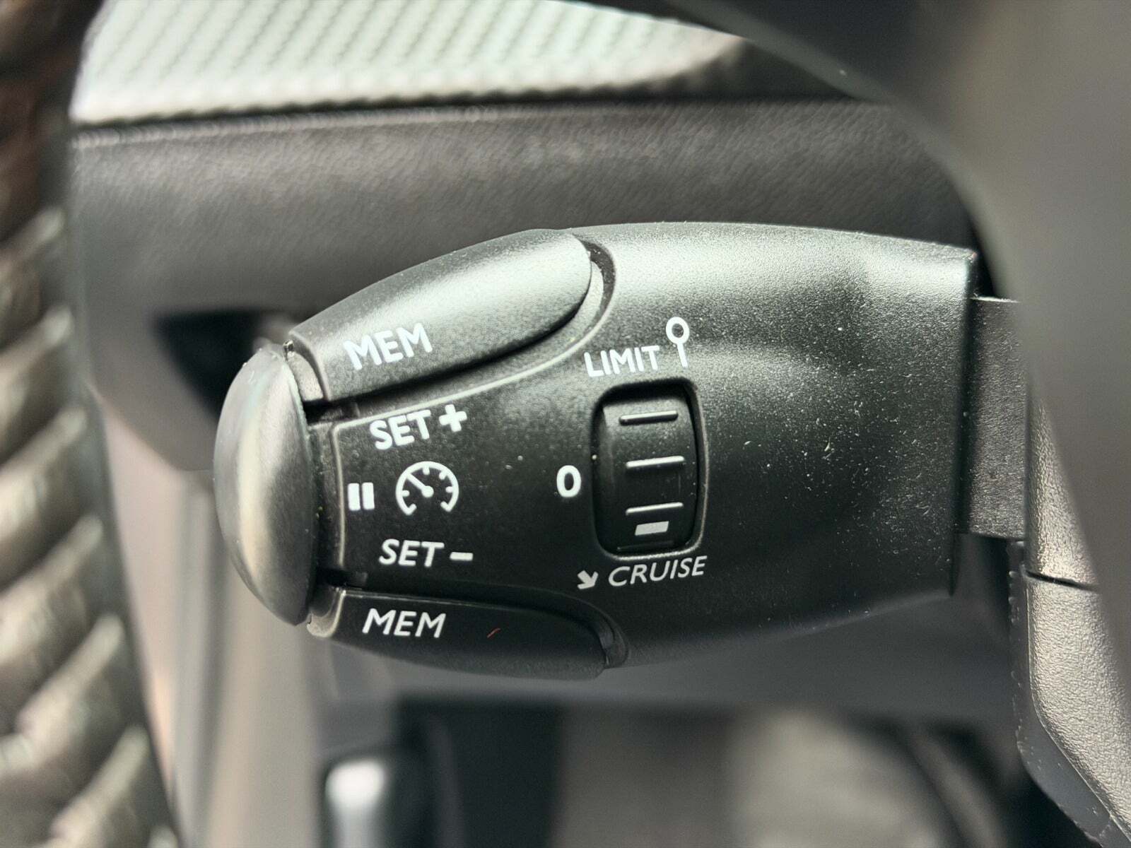 Grå Peugeot 208 fra 2023