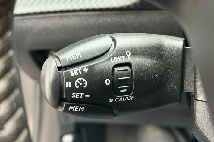 Grå Peugeot 208 fra 2023