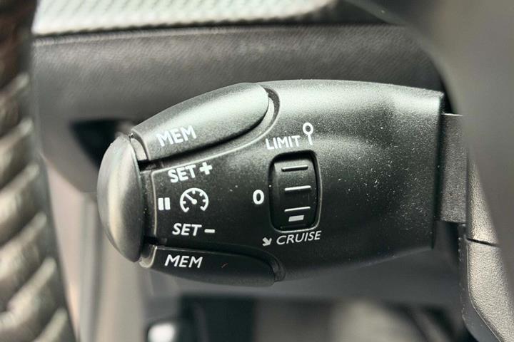 Grå Peugeot 208 fra 2023