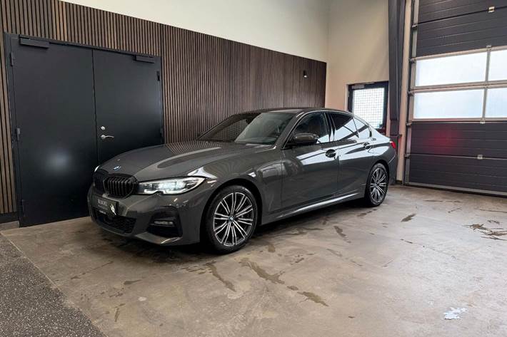 Grå BMW 330e fra 2020