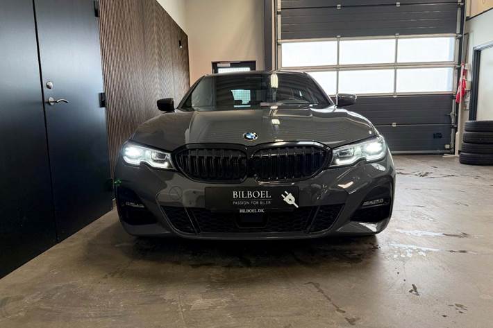 Grå BMW 330e fra 2020