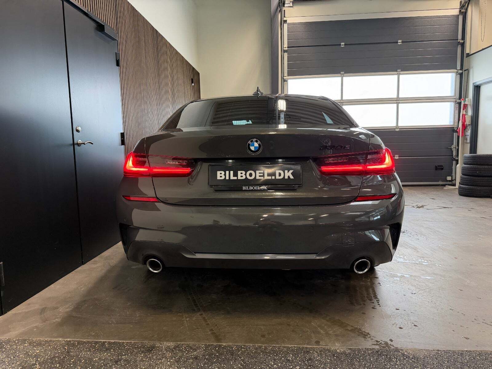 Grå BMW 330e fra 2020