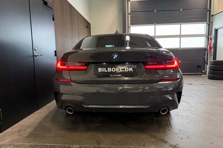 Grå BMW 330e fra 2020
