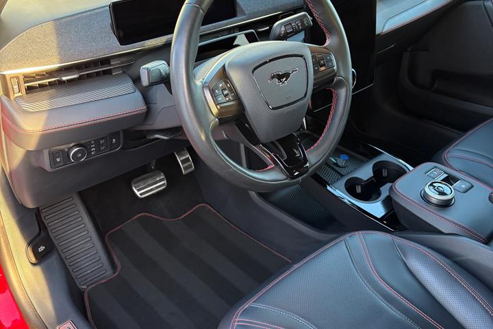 Rød Ford Mustang fra 2023
