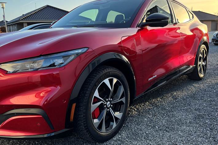 Rød Ford Mustang fra 2023