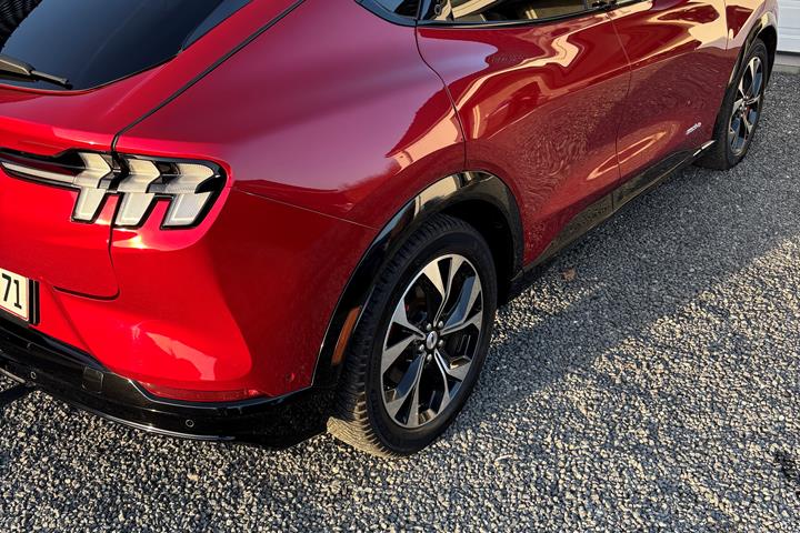 Rød Ford Mustang fra 2023