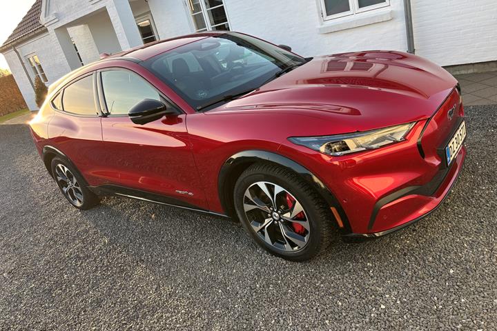 Rød Ford Mustang fra 2023