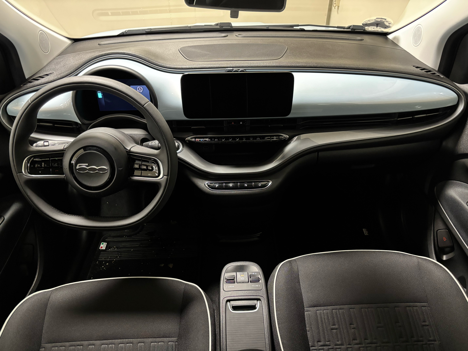 Blå Fiat 500e fra 2023