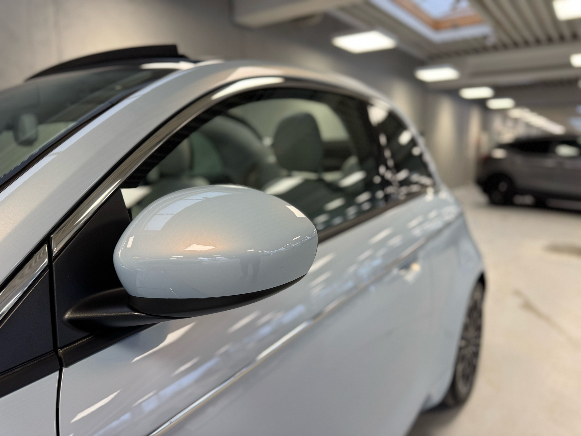 Blå Fiat 500e fra 2024