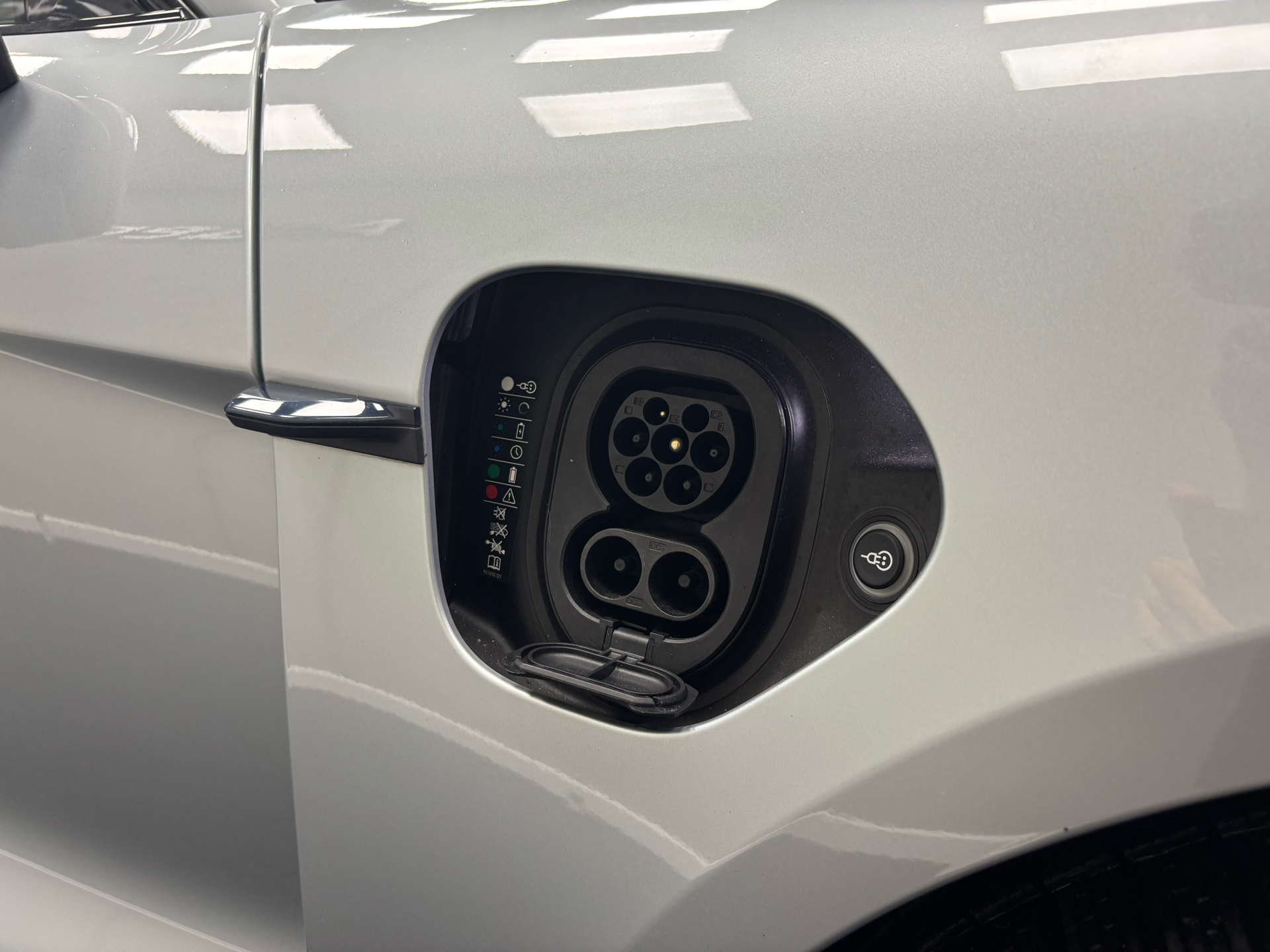 Sølv Porsche Taycan fra 2020