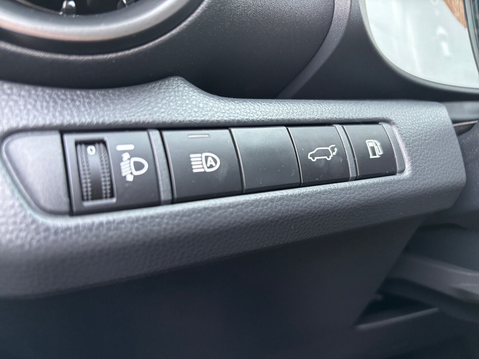 Grå Toyota C-HR fra 2024