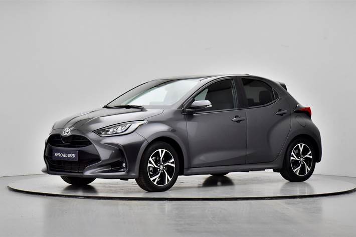 Grå Toyota Yaris fra 2025 set udefra