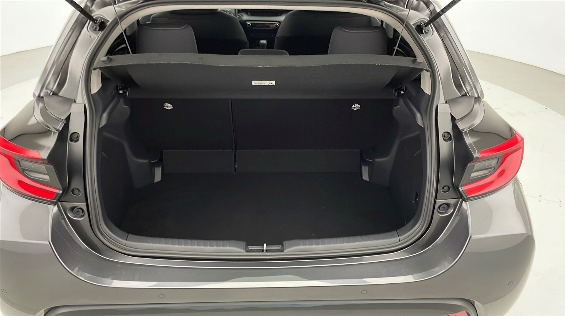 Grå Toyota Yaris fra 2025