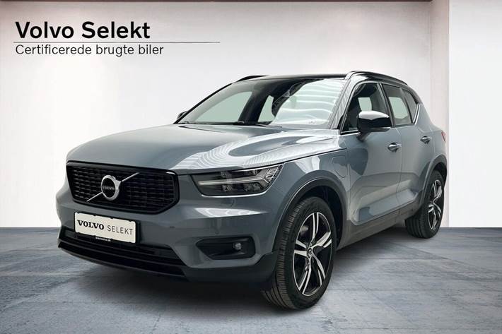 Grå Volvo XC40 fra 2021 set udefra
