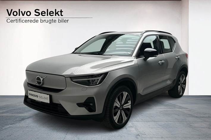 Sølv Volvo XC40 fra 2023 set udefra
