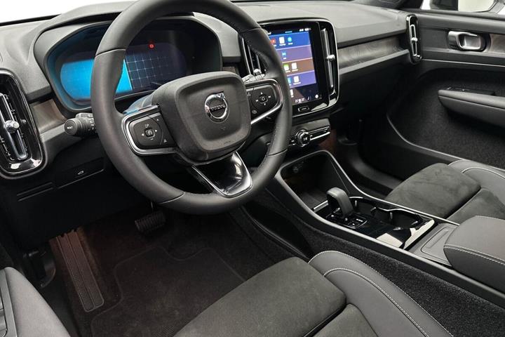 Sølv Volvo XC40 fra 2023