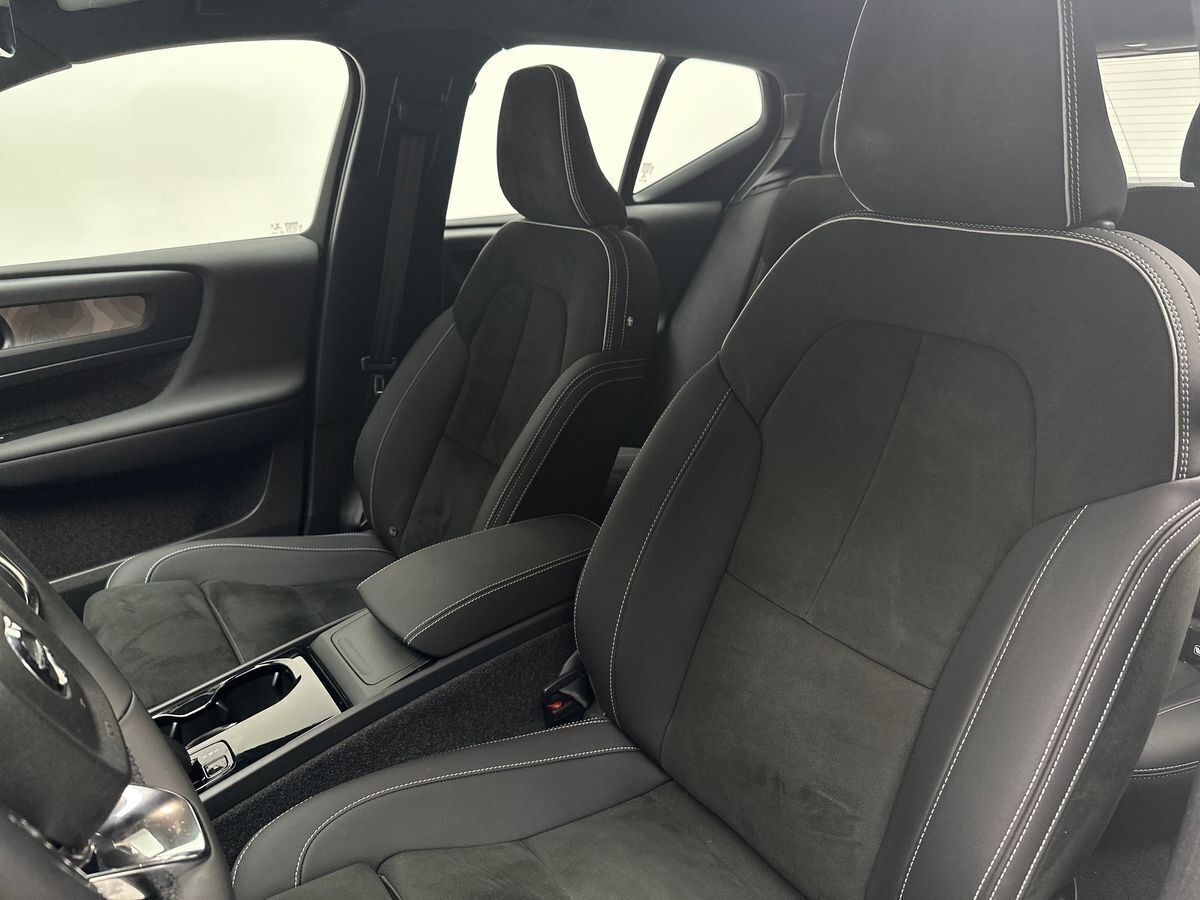 Sølv Volvo XC40 fra 2023