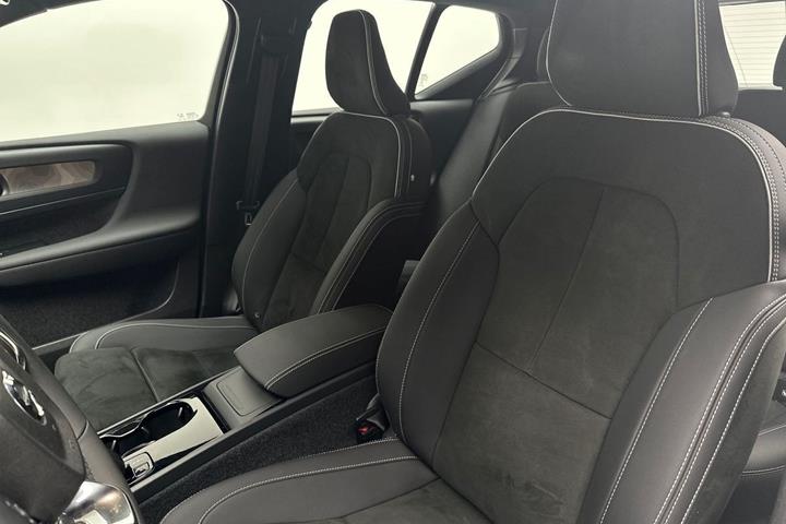 Sølv Volvo XC40 fra 2023