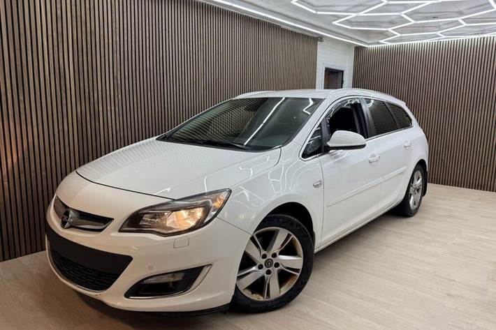 Hvid Opel Astra fra 2012 set udefra