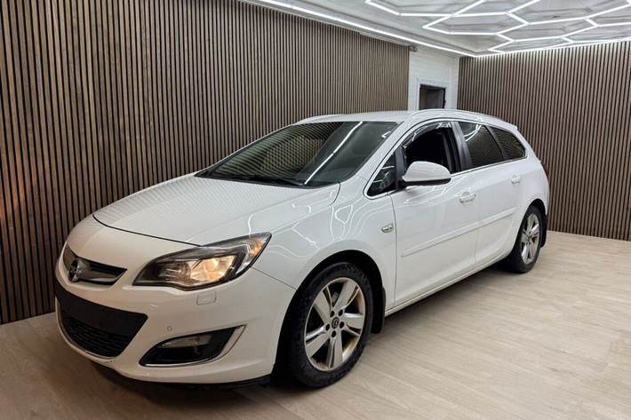 Hvid Opel Astra fra 2012