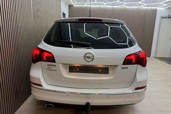 Hvid Opel Astra fra 2012