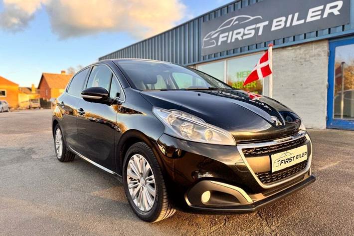 Grøn Peugeot 208 fra 2019 set udefra