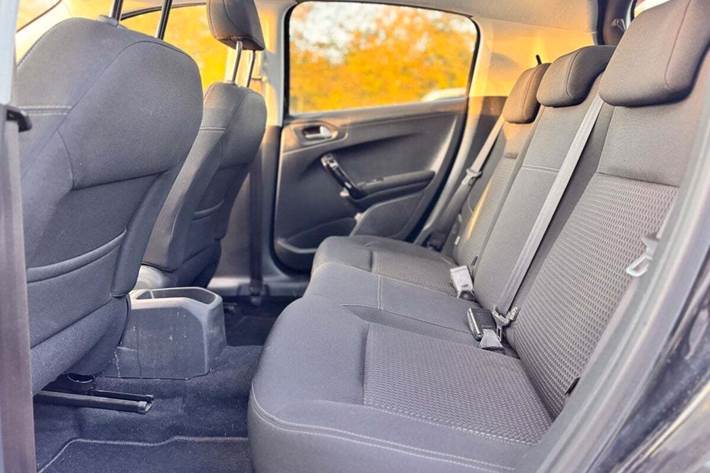 Grøn Peugeot 208 fra 2019