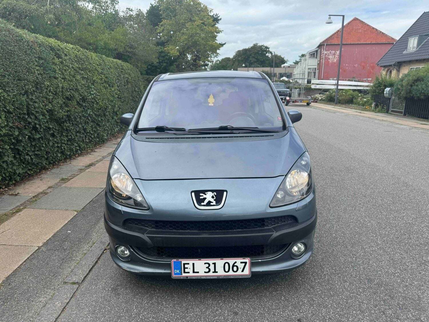Blå Peugeot 1007 fra 2005 set udefra