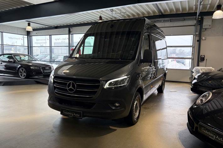 Grå Mercedes Sprinter 319 fra 2019