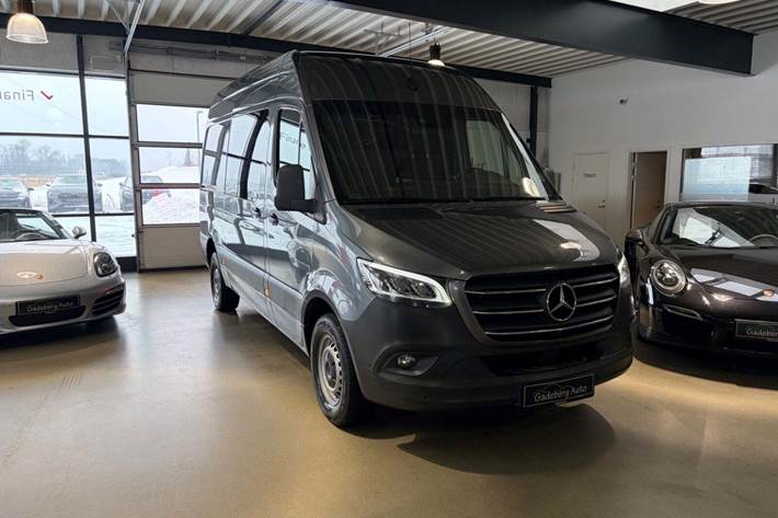 Grå Mercedes Sprinter 319 fra 2019