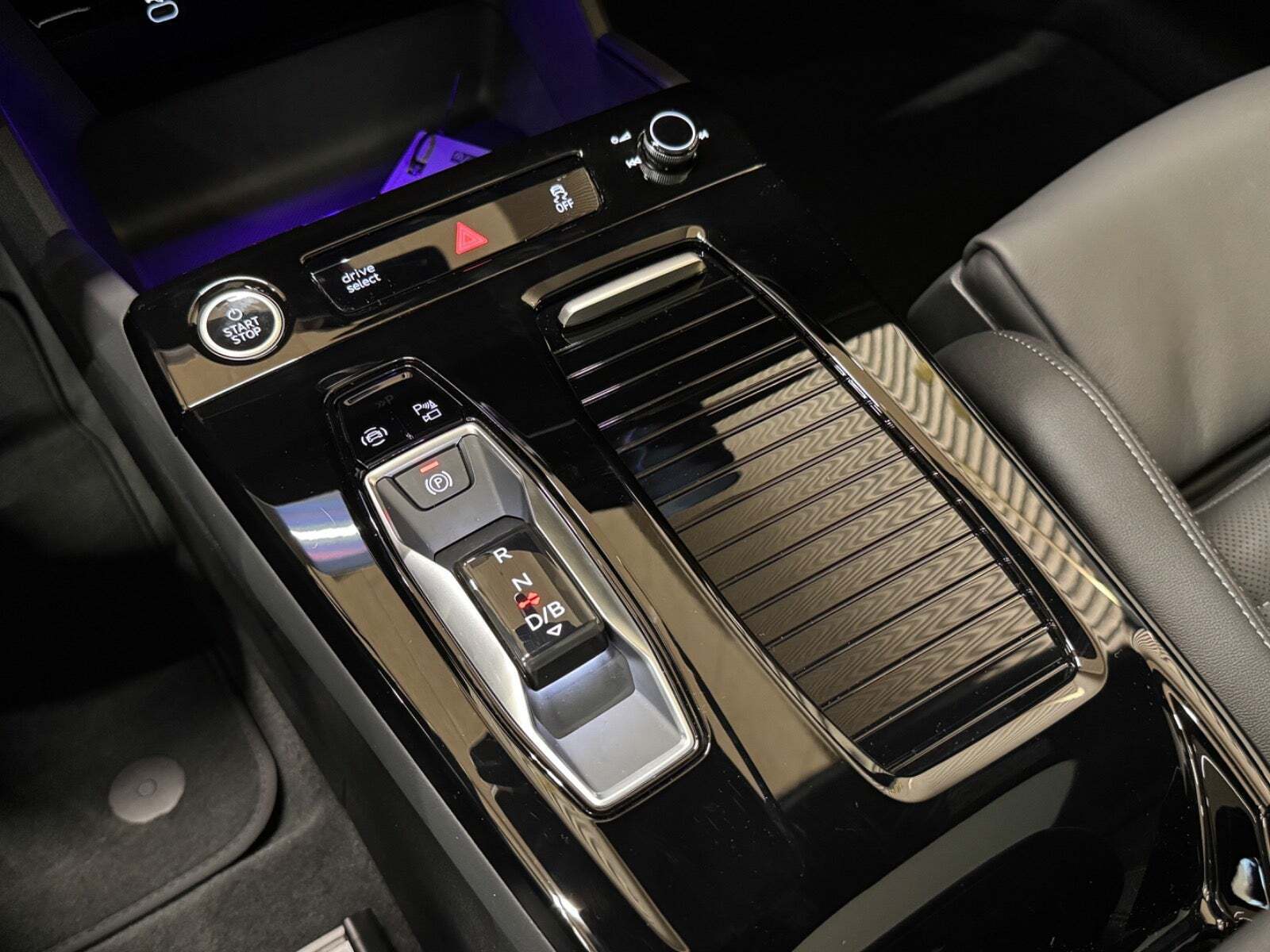 Grå Audi A6 e-tron fra 2025