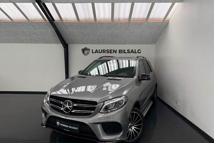 Grå Mercedes GLE350 d fra 2016 set udefra
