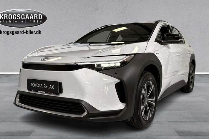 Hvid Toyota BZ4X fra 2023 set udefra