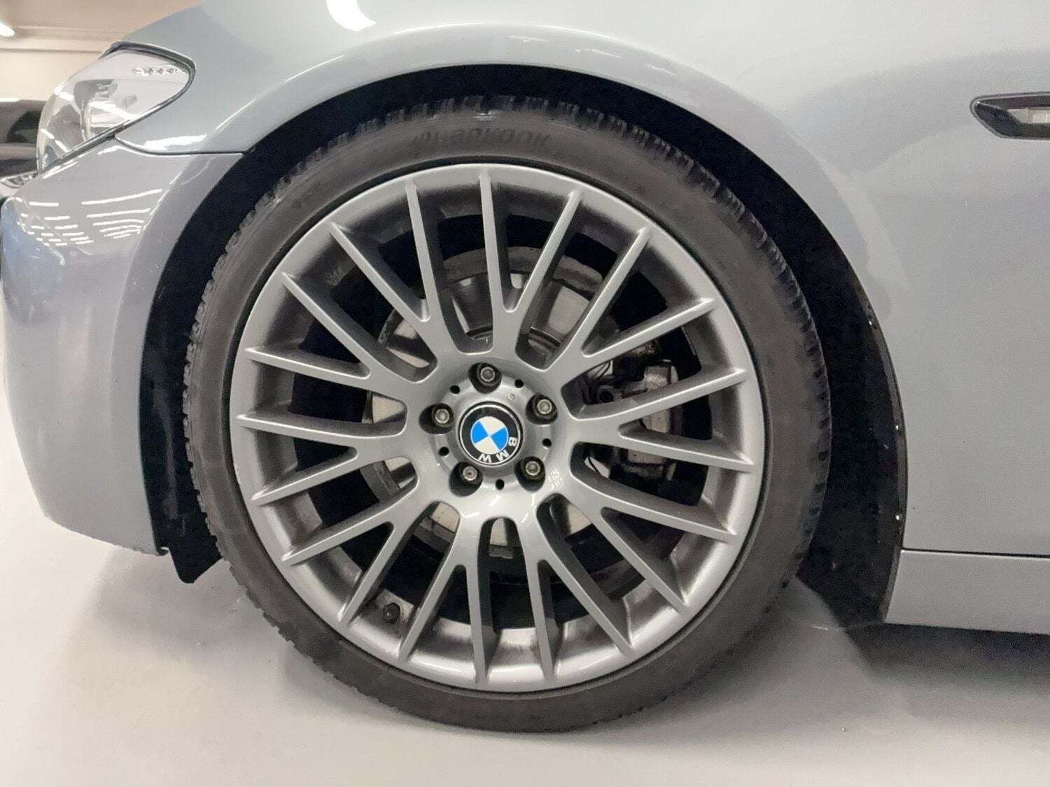 Grå BMW 520d fra 2010