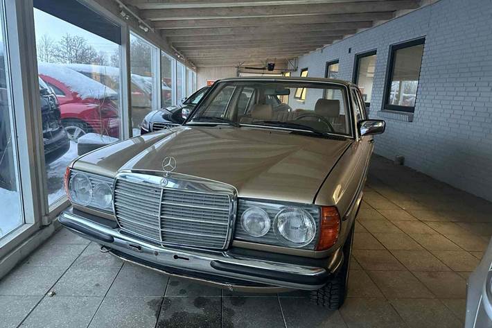 undefined Mercedes 230 E fra 1982 set udefra